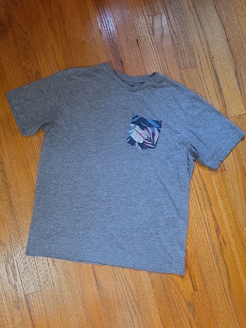 Mountain and Isles Size M T-Shirt Floral Hawaiian Pocket